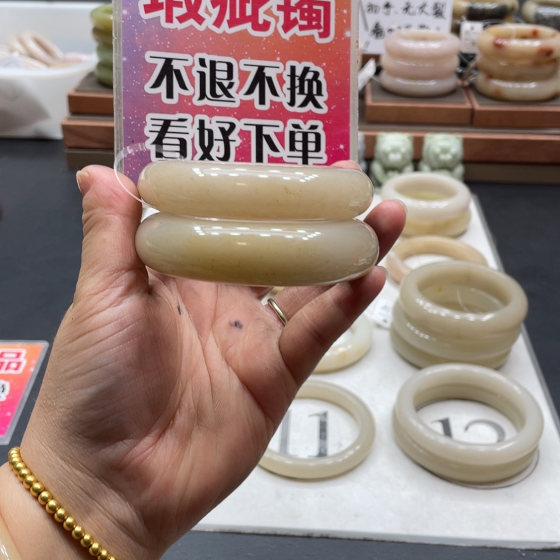 皎***皎未镶嵌手镯石英质玉