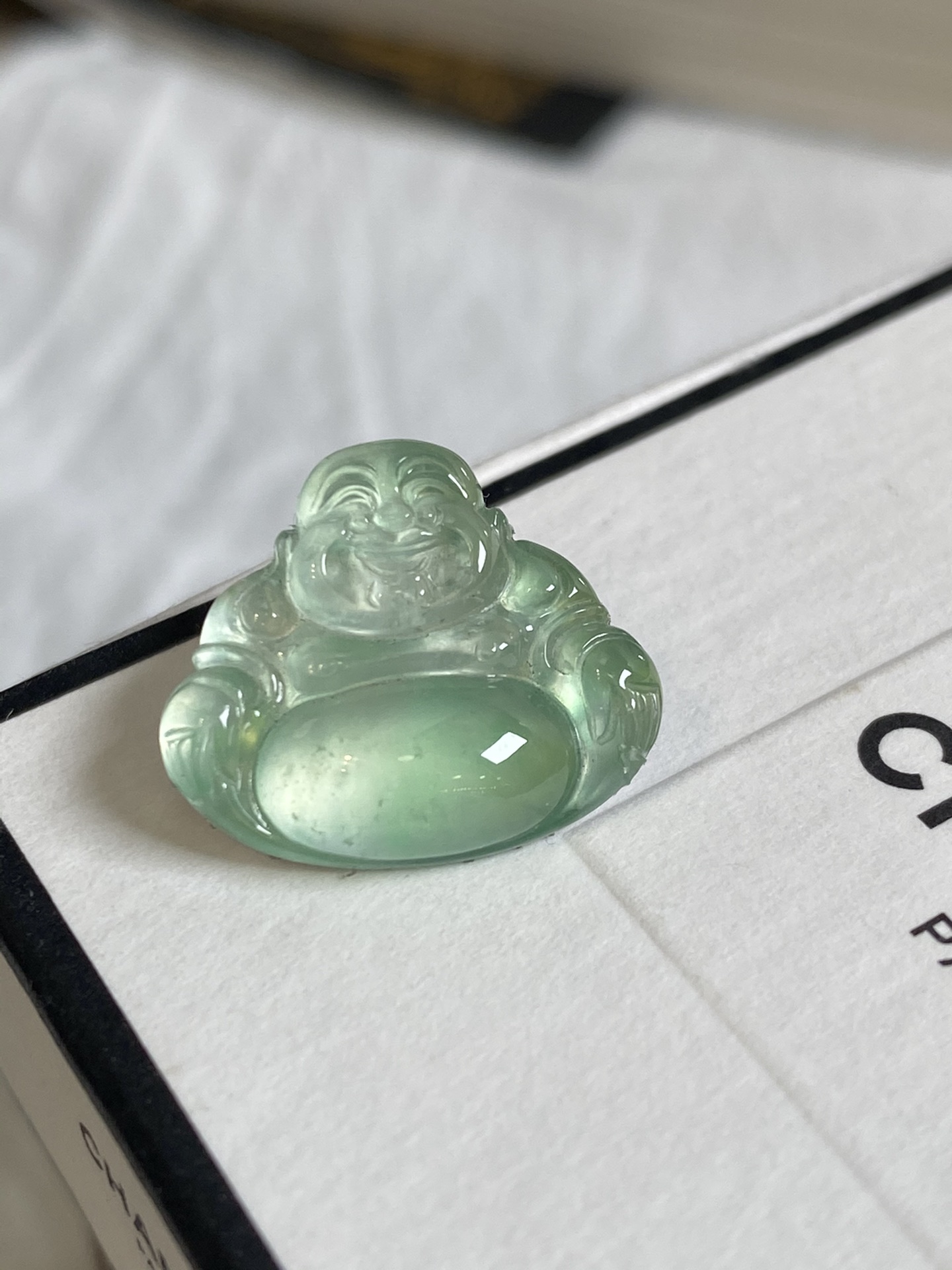 翡翠冰绿佛公裸石 光感十足 镶嵌效果更佳 尺寸14.9-17.4-4 