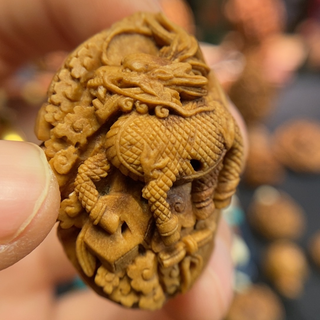 潍坊核雕桃核雕刻麒麟