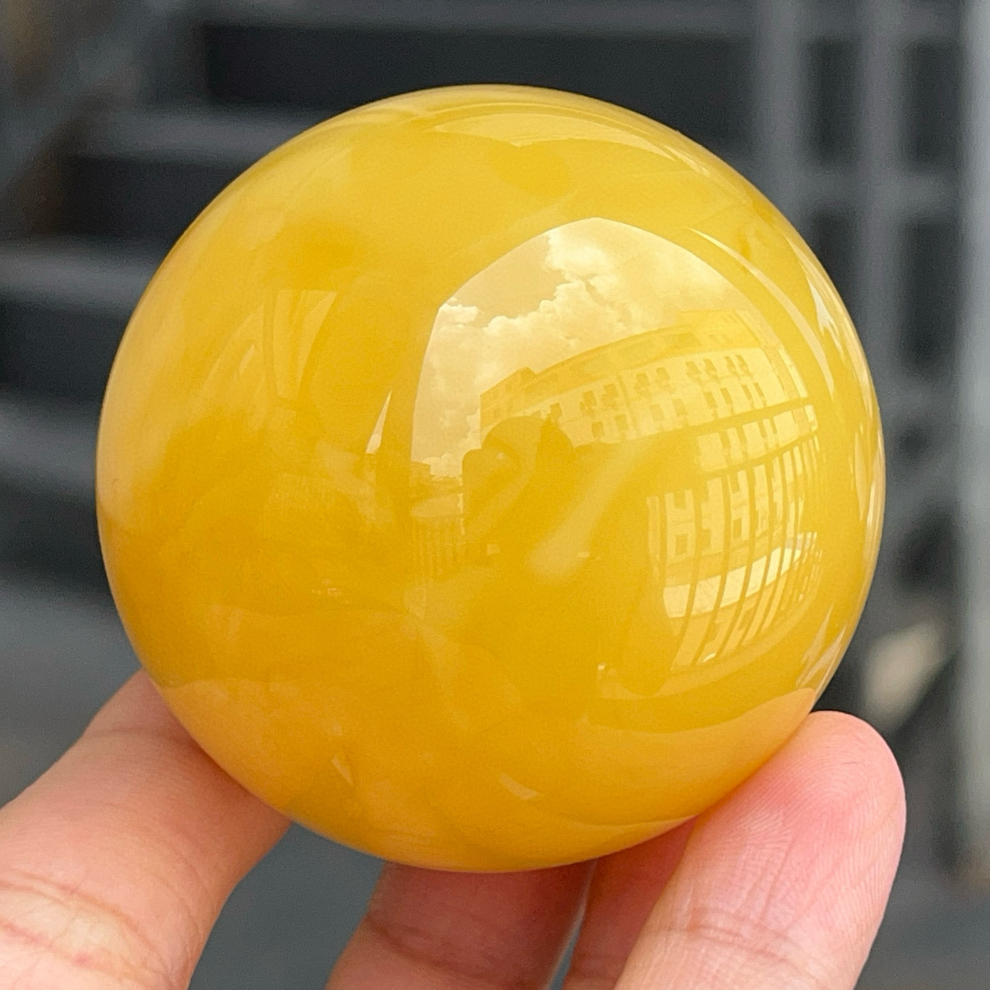 精美焦皮料鸡油黄蜜蜡大球，规格49.9mm