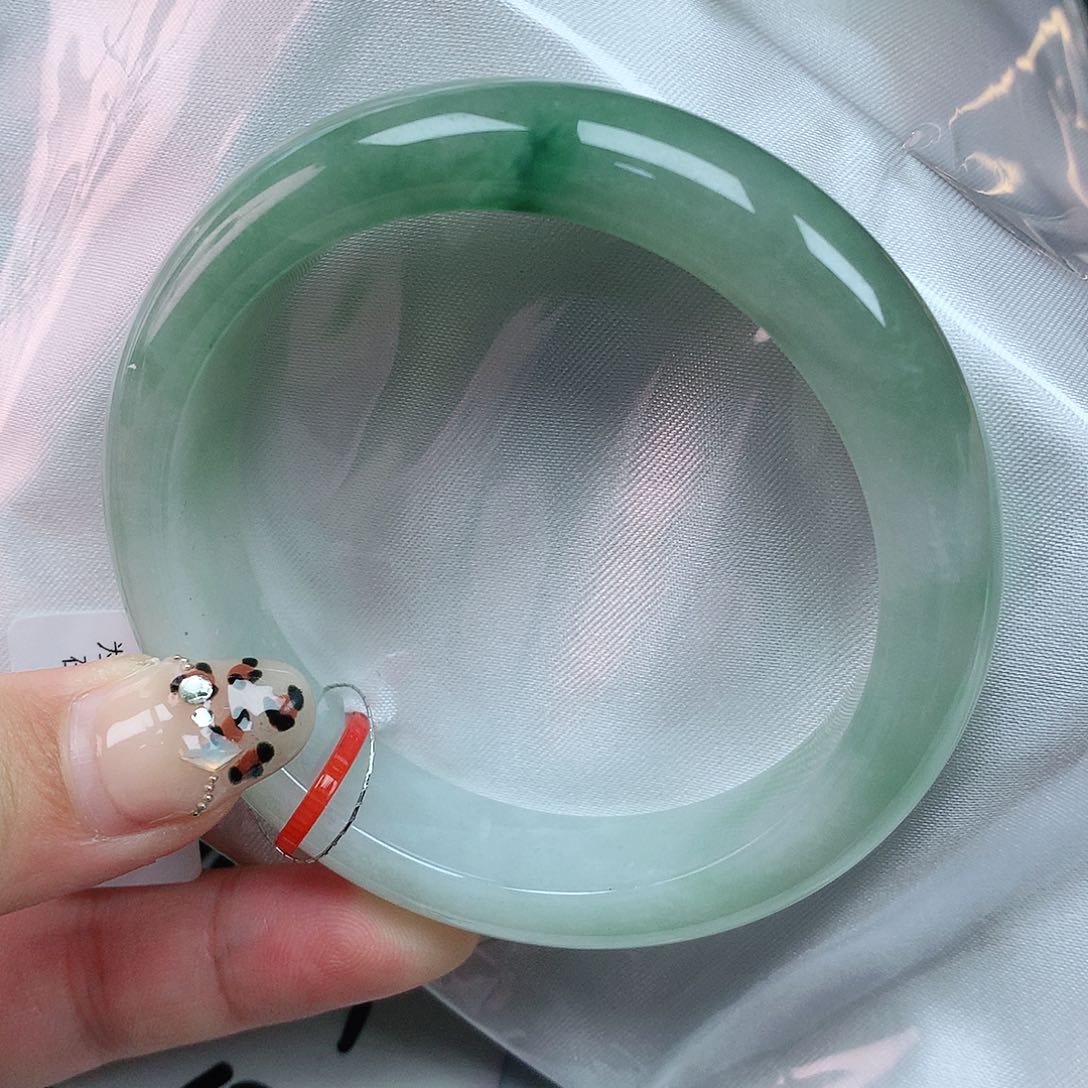 翡翠手镯足铂镶嵌54圈