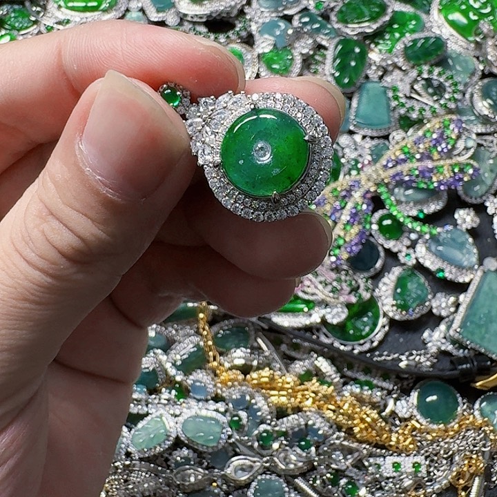 翡翠颈饰未镶嵌天然A货翡翠放漏