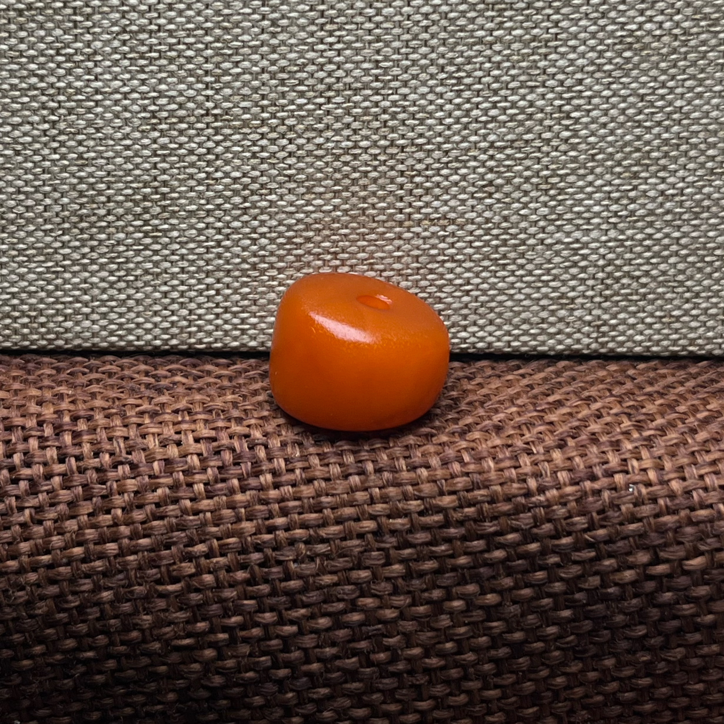 编号1.2老蜜蜡随型扣子老蜜蜡饼子扣子1.77克尺寸15.2×15.6×10.8