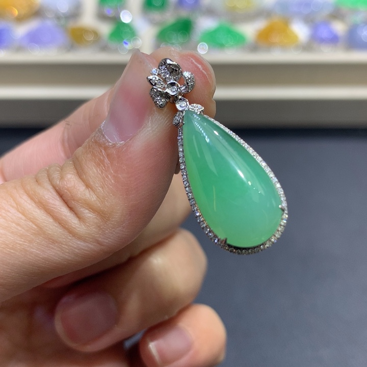 翡翠颈饰18K金镶嵌翡翠