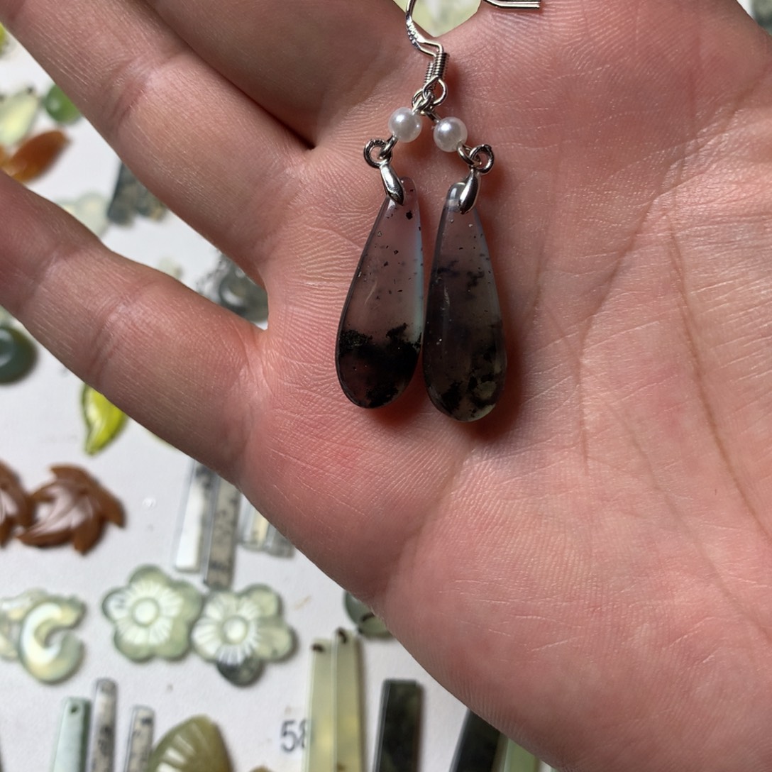 蛇纹石玉未镶嵌耳坠