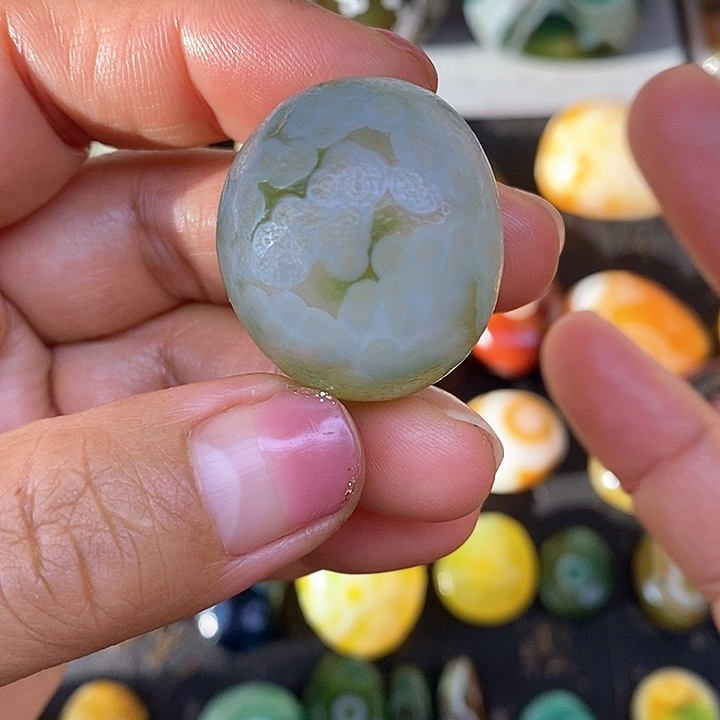 满眼手把件阿拉善奇石