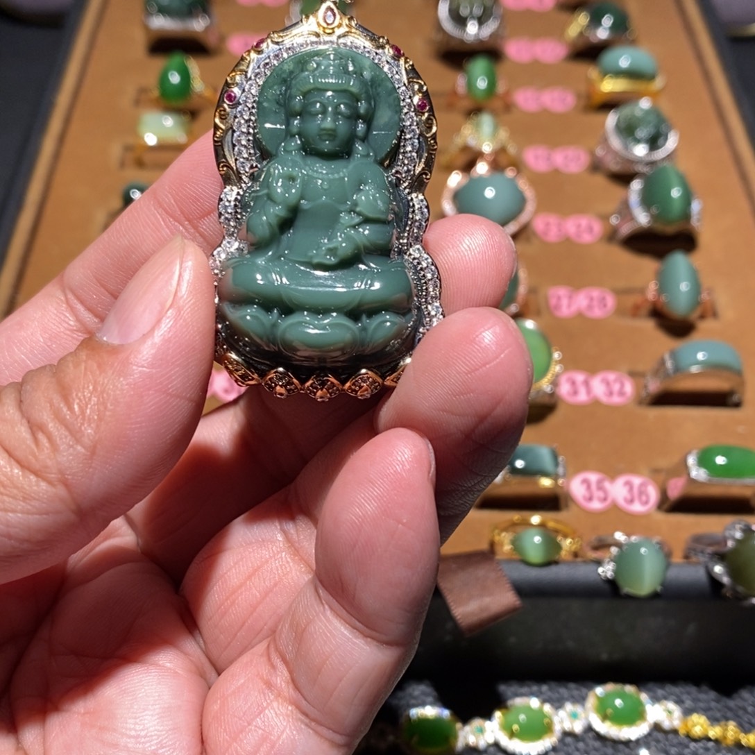 孙***臣和田玉未镶嵌颈饰