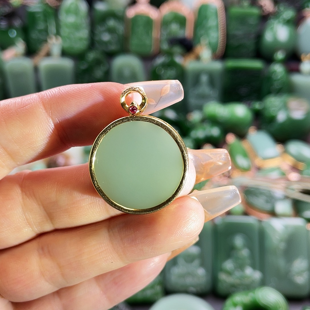 和田玉挂件18K金镶嵌