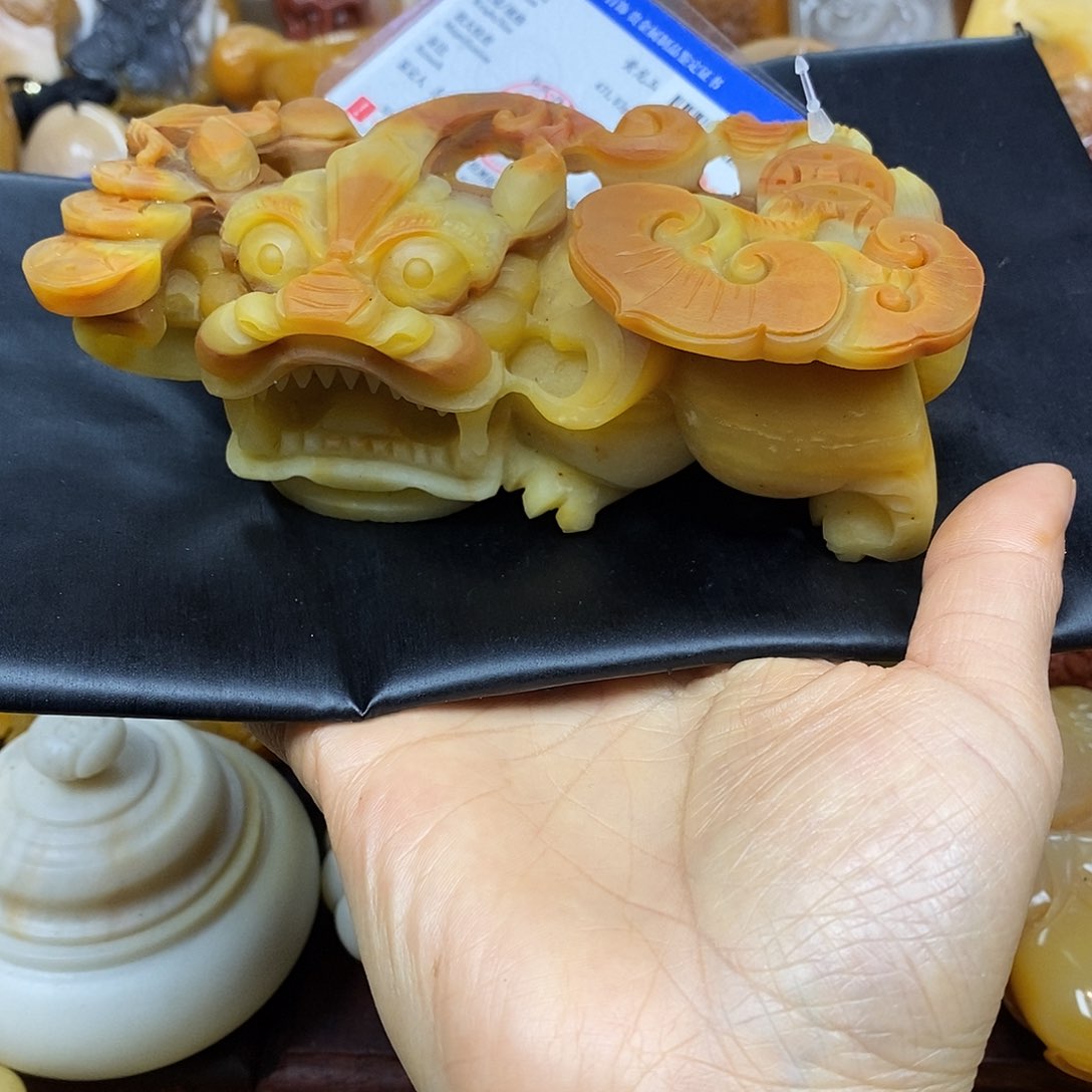 石英质玉（黄龙玉）颈饰未镶嵌