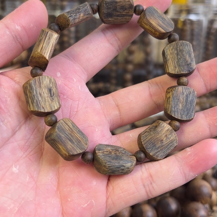 沉香手串乌身圆叶手串