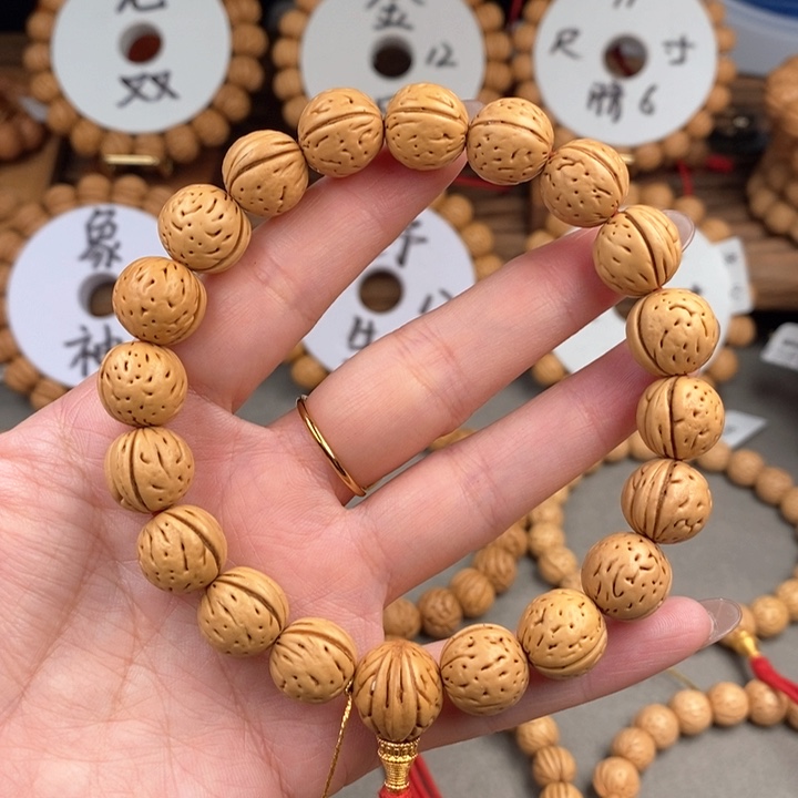 桃核手串金蝉子13.5A抛光板误差0.5