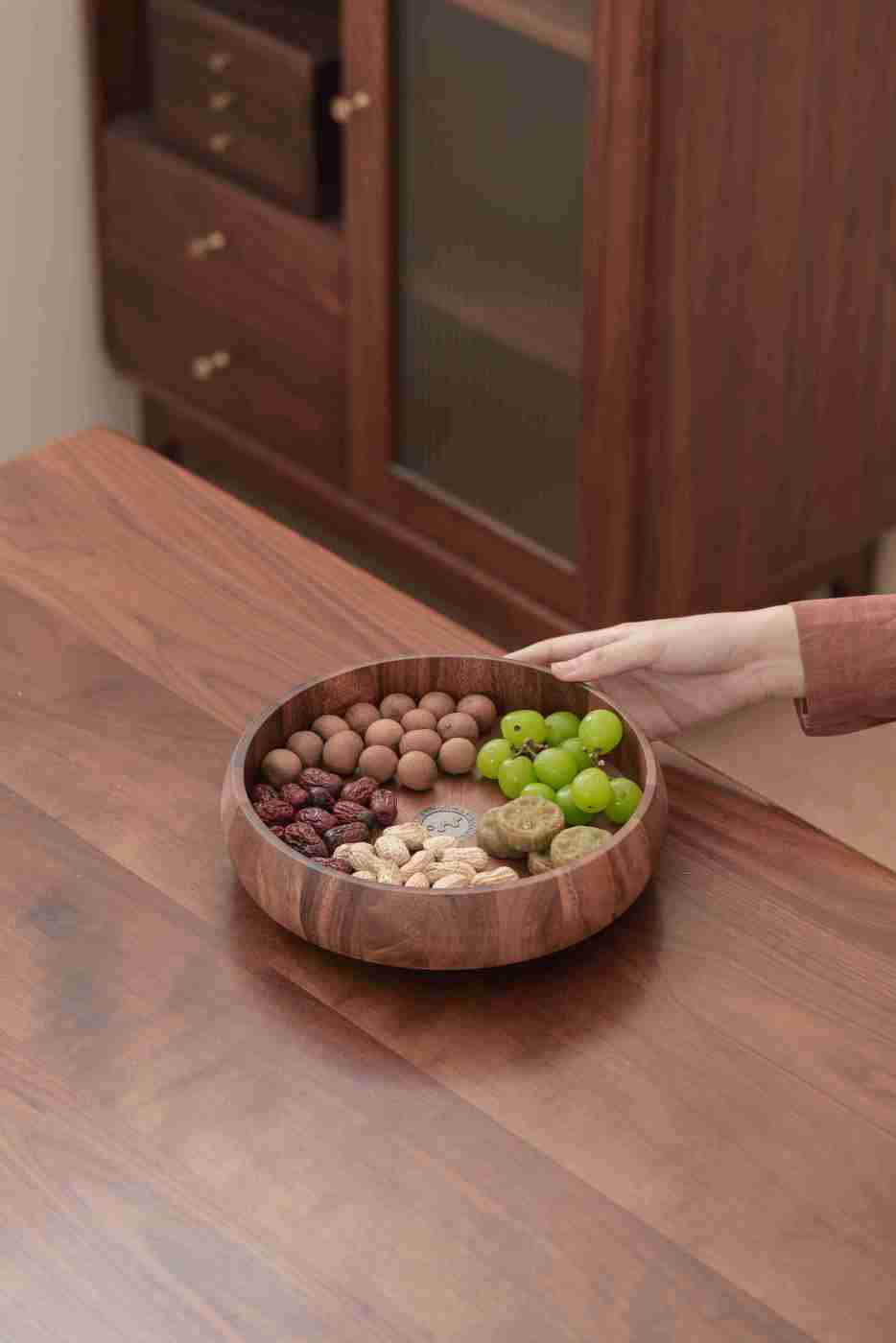 胡桃木旋转圆果盘 25*25*7cm（hp239）