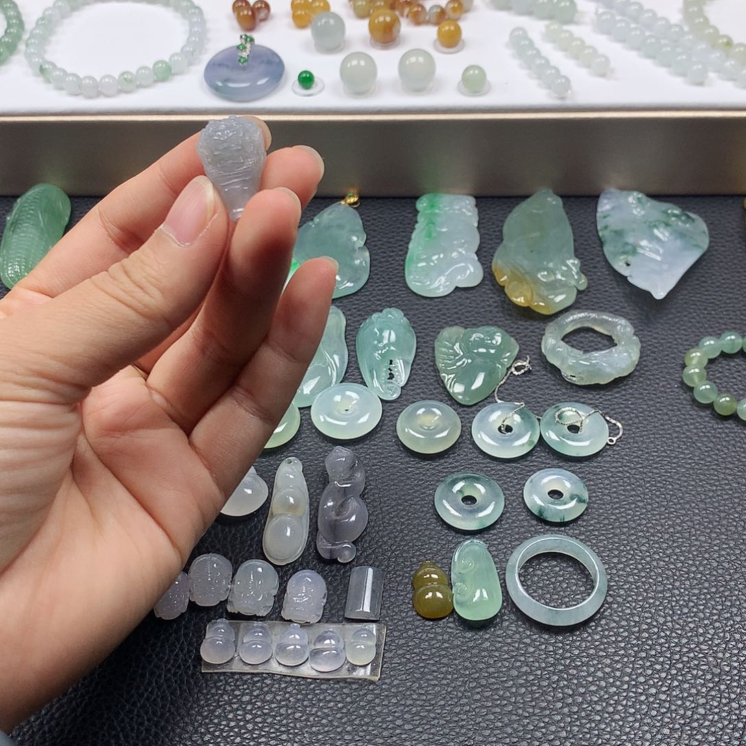 翡翠未镶嵌颈饰三通