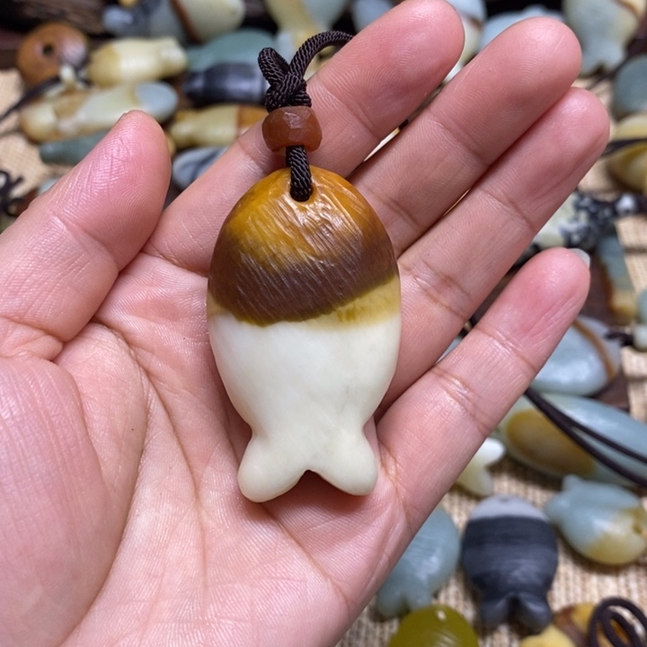 左***维蛇纹石玉未镶嵌颈饰