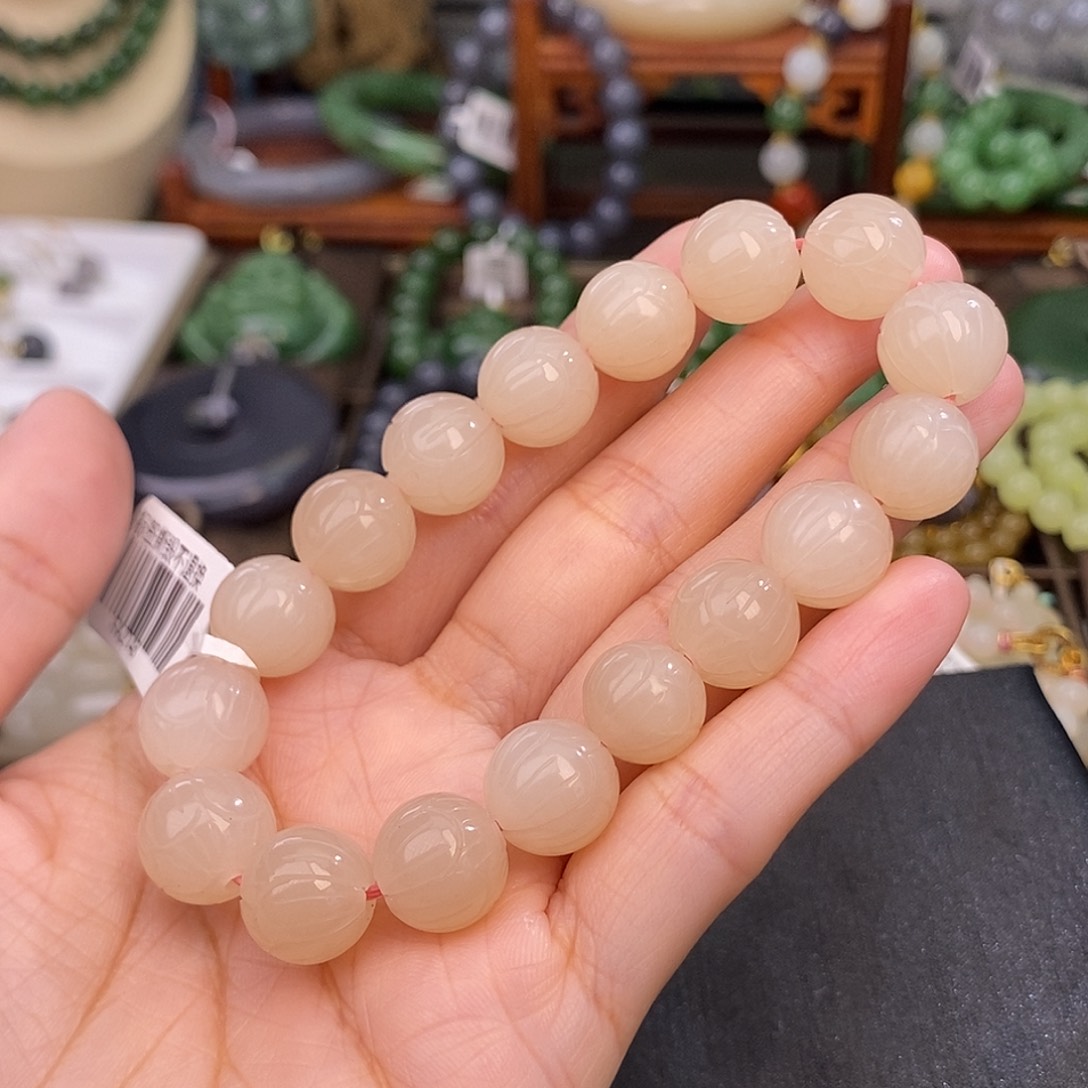 和田玉熟藕粉脂膏级老料约12MM莲花未镶嵌