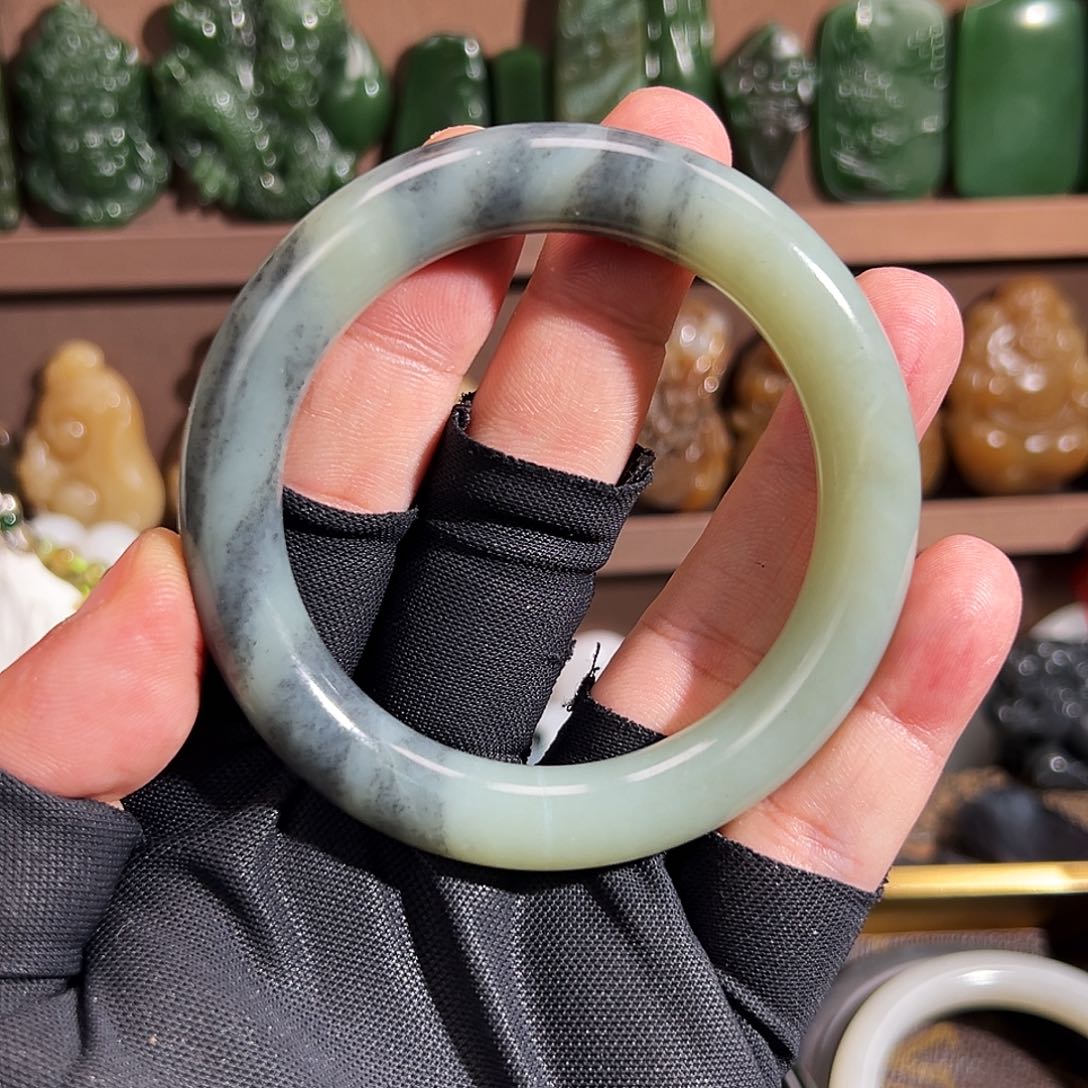 和田玉手镯未镶嵌内径58mm半山水聚宝盆青花圆条细油料