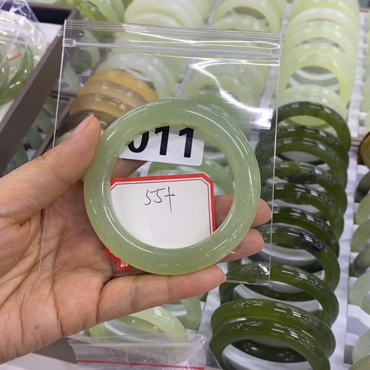 岫玉未镶嵌手镯（圆镯）