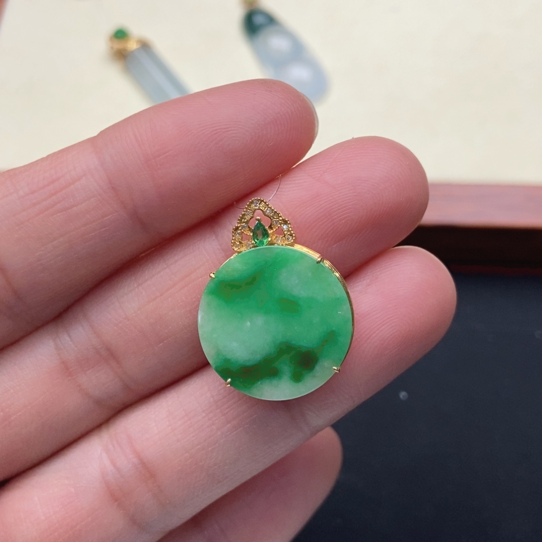 翡翠18K金镶嵌颈饰