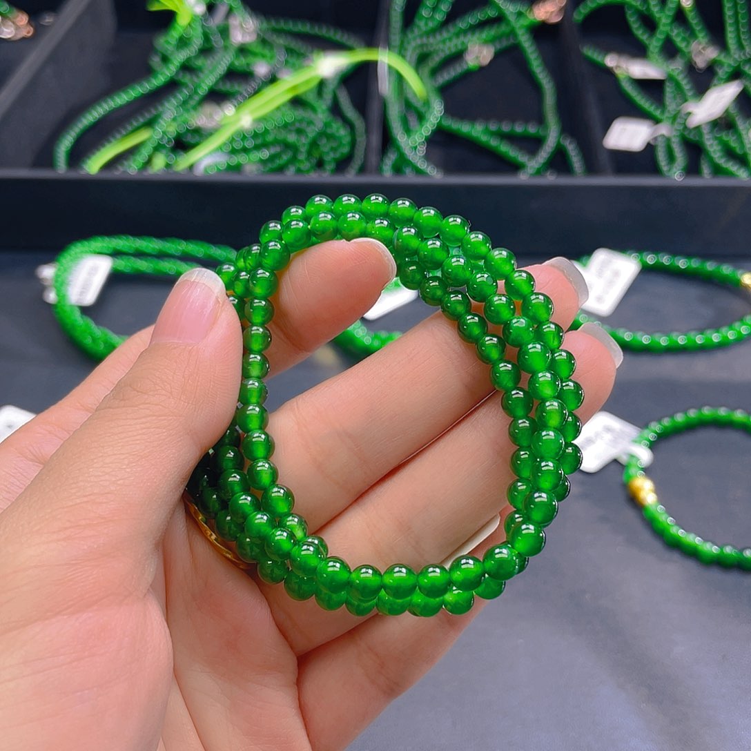 翡翠未镶嵌颈饰   