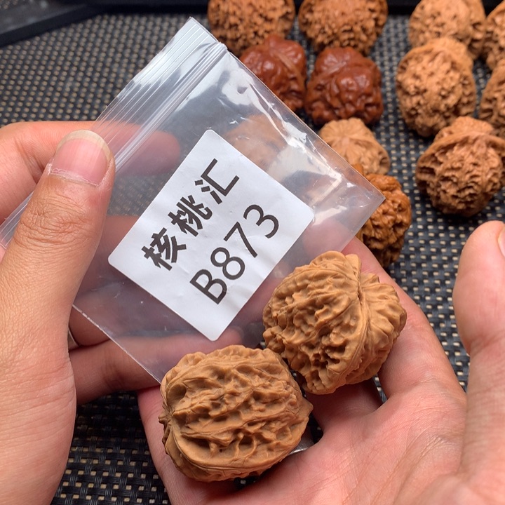 文玩核桃吊坠鸡心