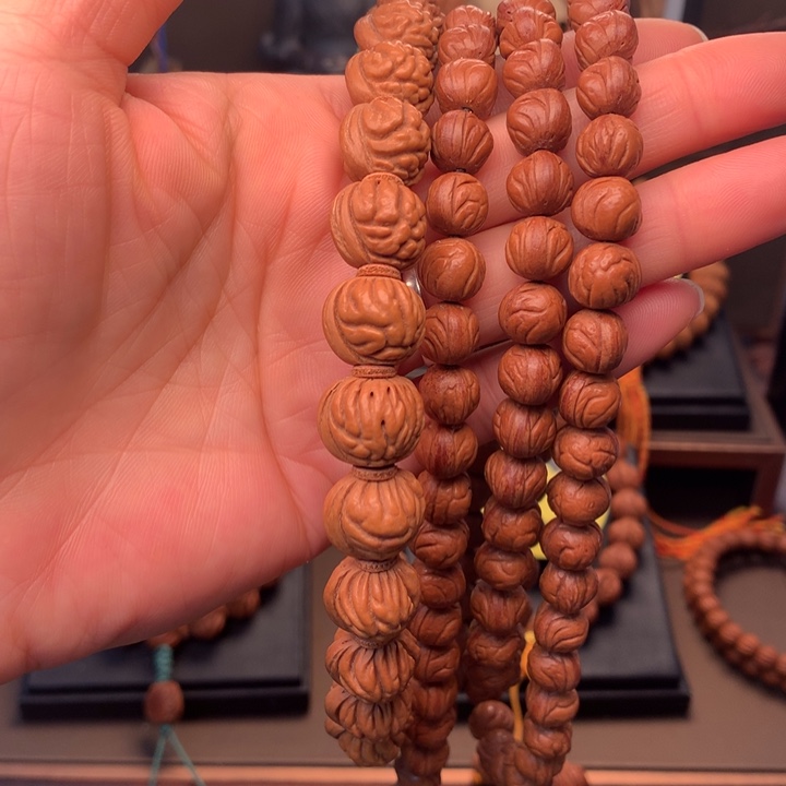 桃核吊坠怅*、玉龙脊脖挂金蟾手手持