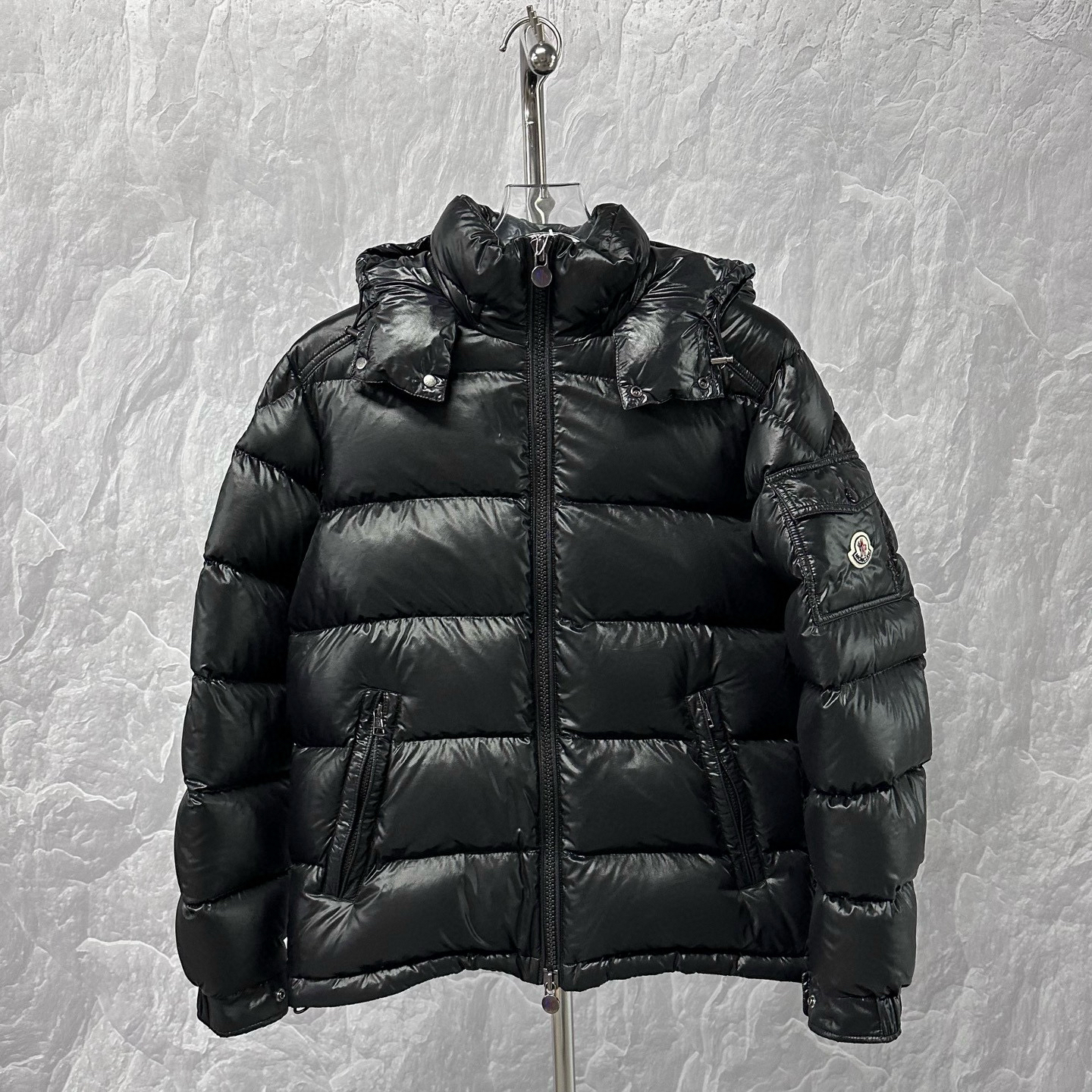 未使用 MONCLER maya 徽标亮面连帽羽绒服外套3码d15834