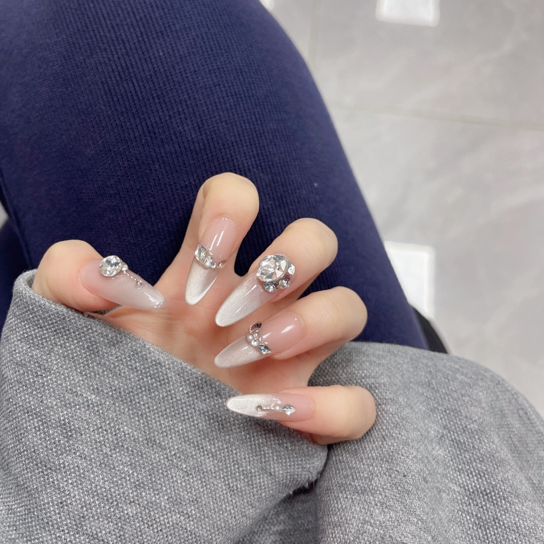 珍珠少女 长款穿戴甲猫眼手工带钻高级感美甲贴片法式渐变新款