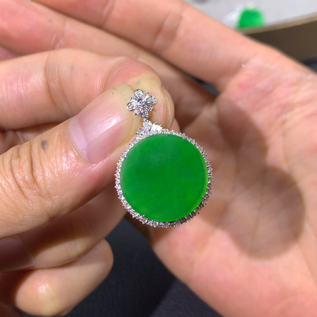 翡翠颈饰18K金镶嵌翡翠