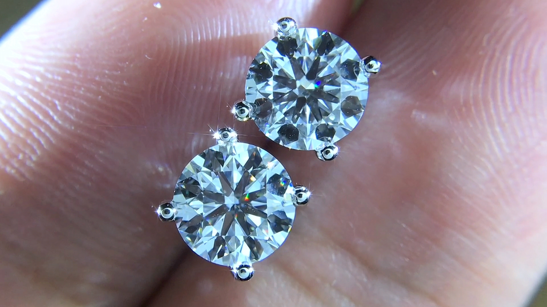 实验室培育钻石单颗一克拉培育钻石耳钉一对，DE VS