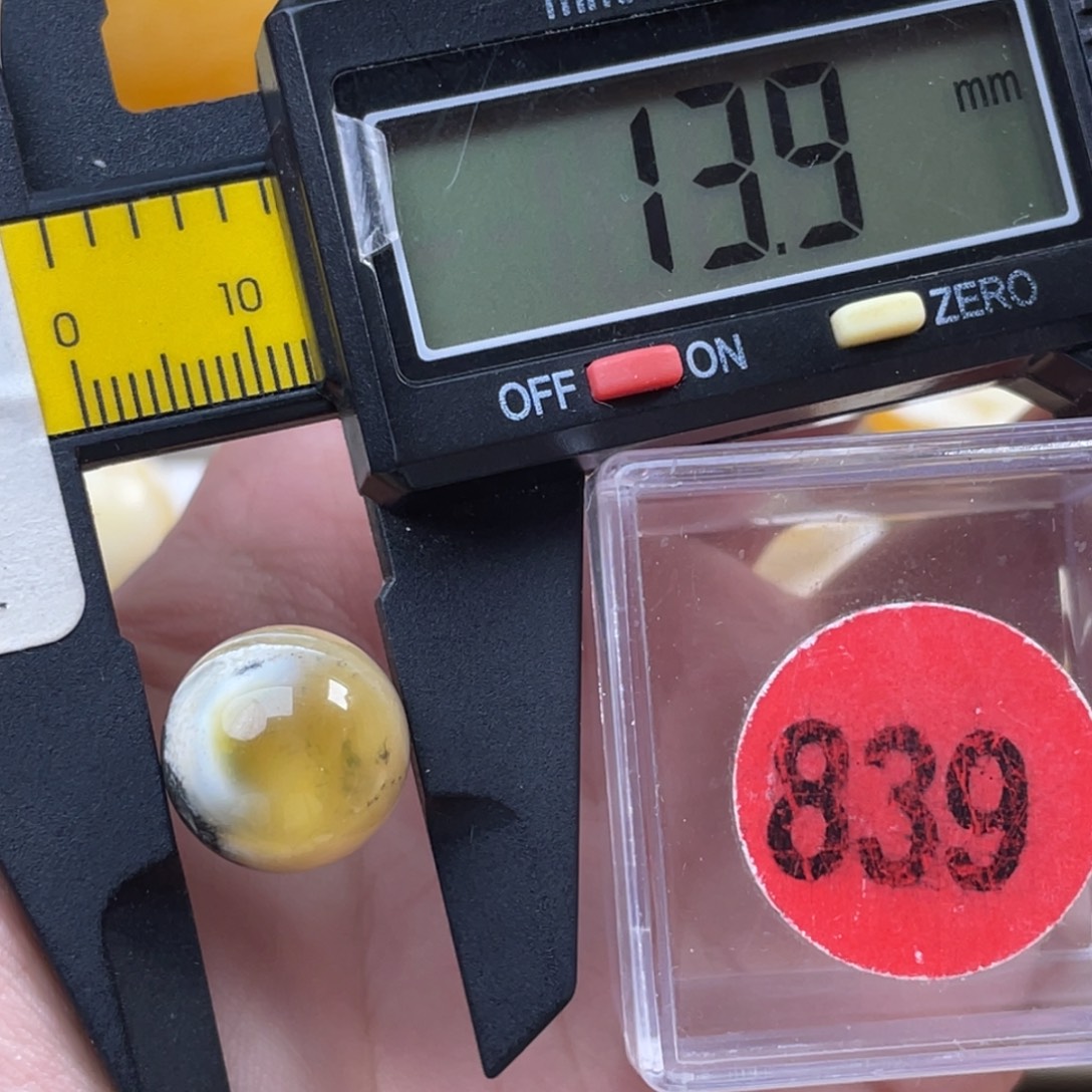 蜜蜡未镶嵌珠宝奇石