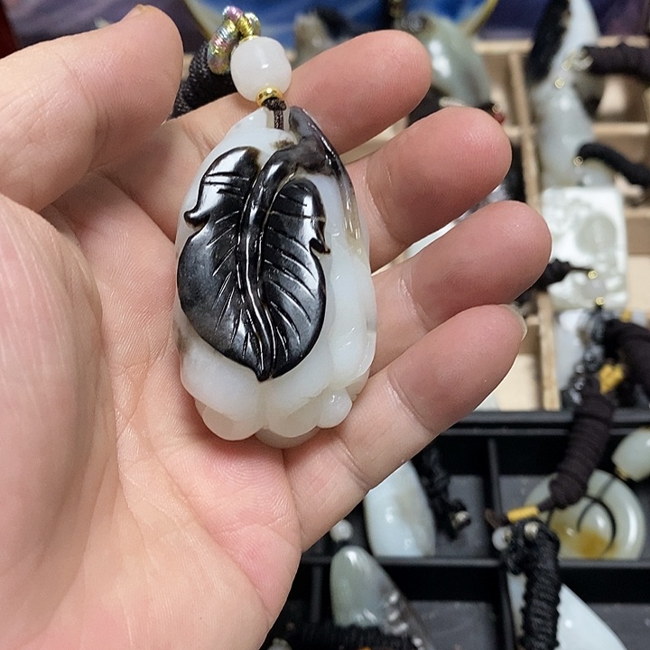 y***1和田玉未镶嵌颈饰