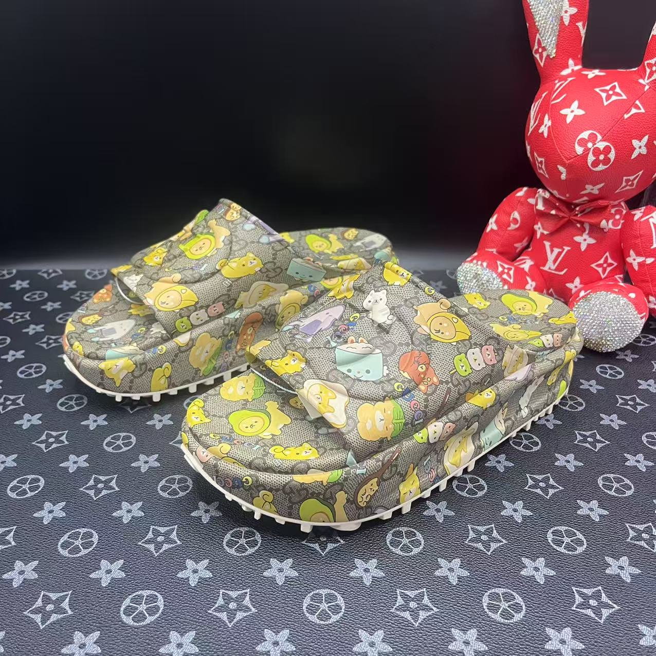 95新 GUCCI/古驰 男士时尚卡通图案棕老花厚底拖鞋39欧码 ddm2745