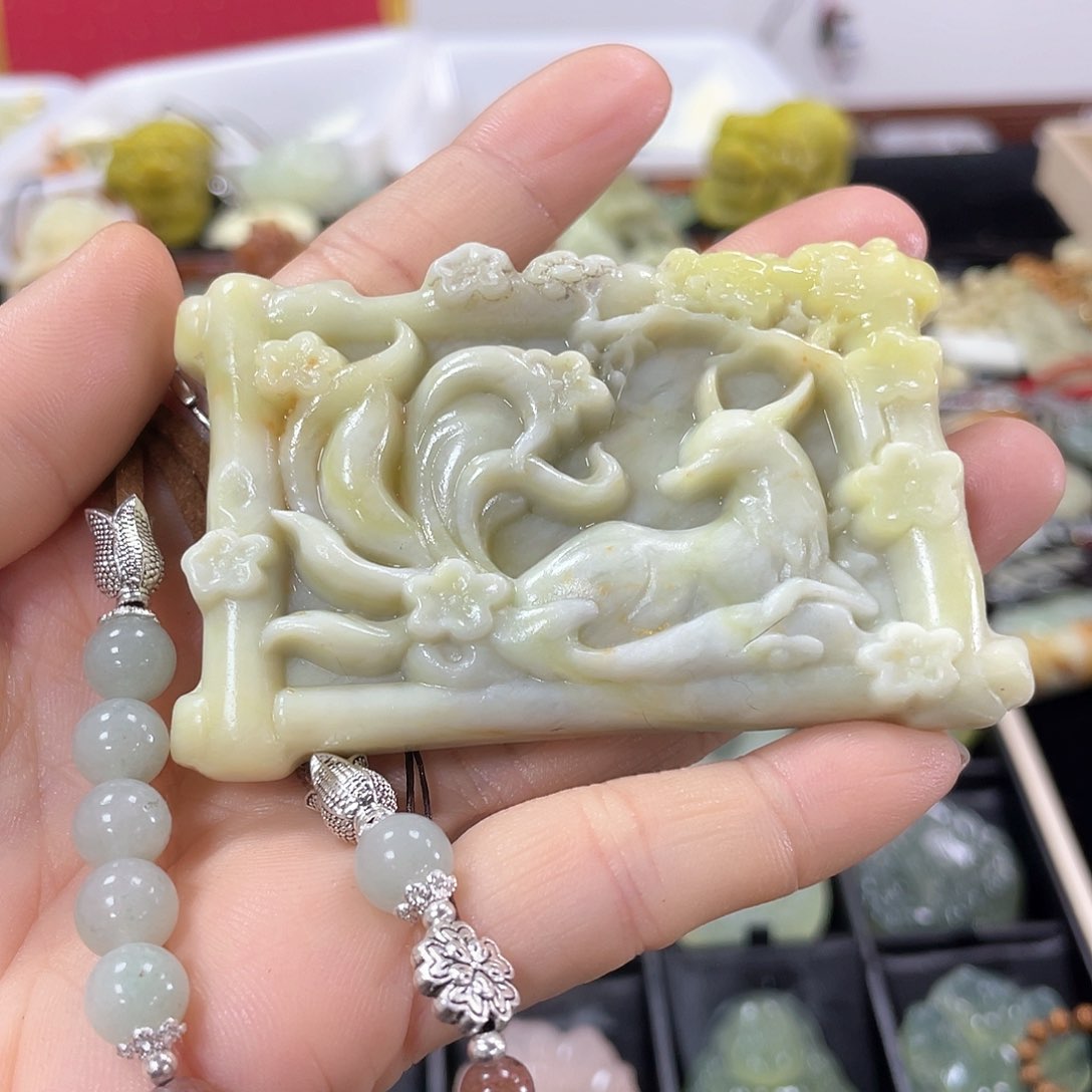 蛇纹石玉颈饰未镶嵌