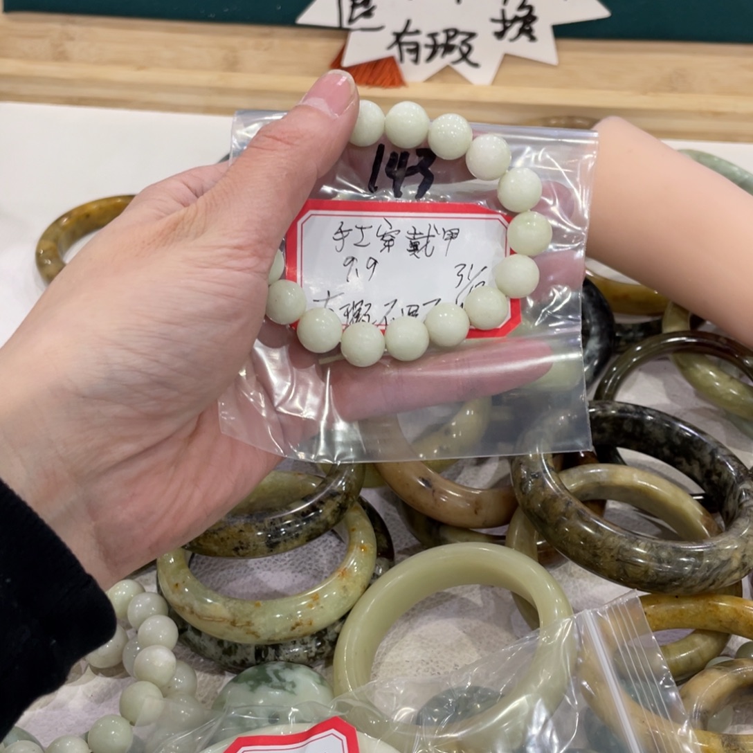 k***甲蛇纹石玉未镶嵌手镯