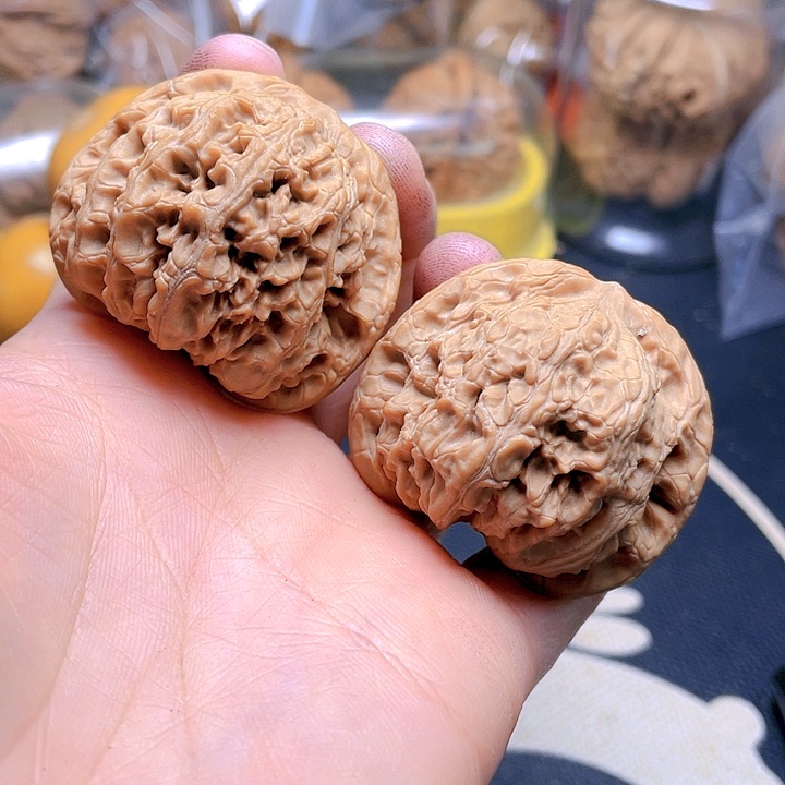 文玩核桃吊坠龙洞玉一对