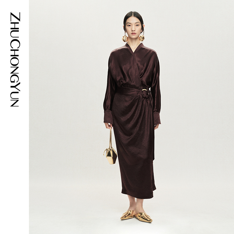 【醋酸绉纹】ZHUCHONGYUN2026春新款褶皱缎面优雅连衣裙CCGB10066