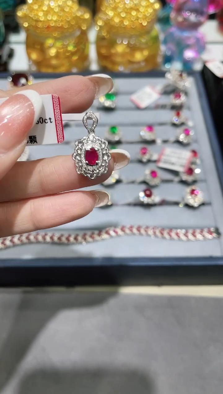 18K金镶嵌天然红宝石吊坠