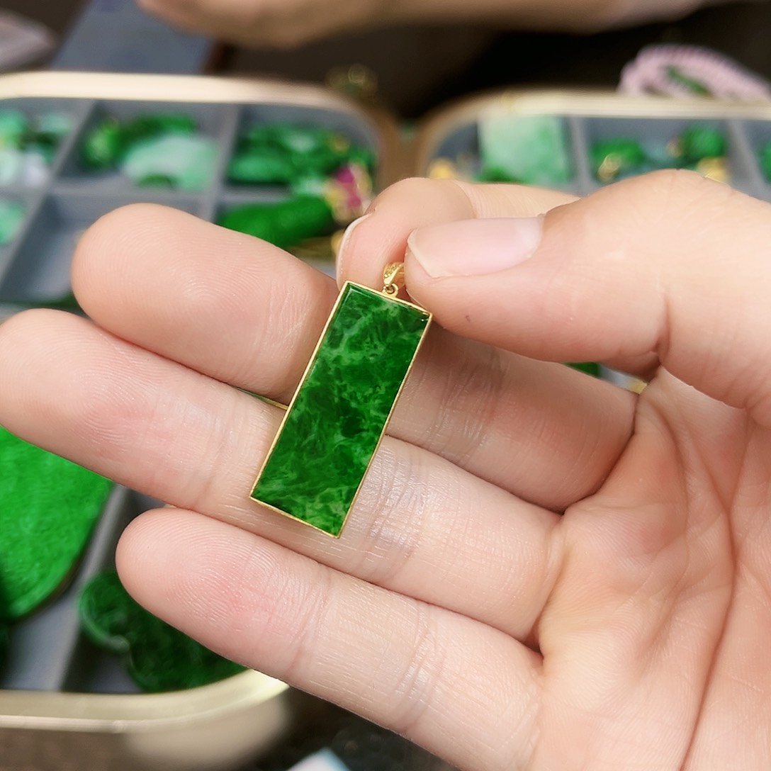 翡翠颈饰18K金镶嵌吊坠