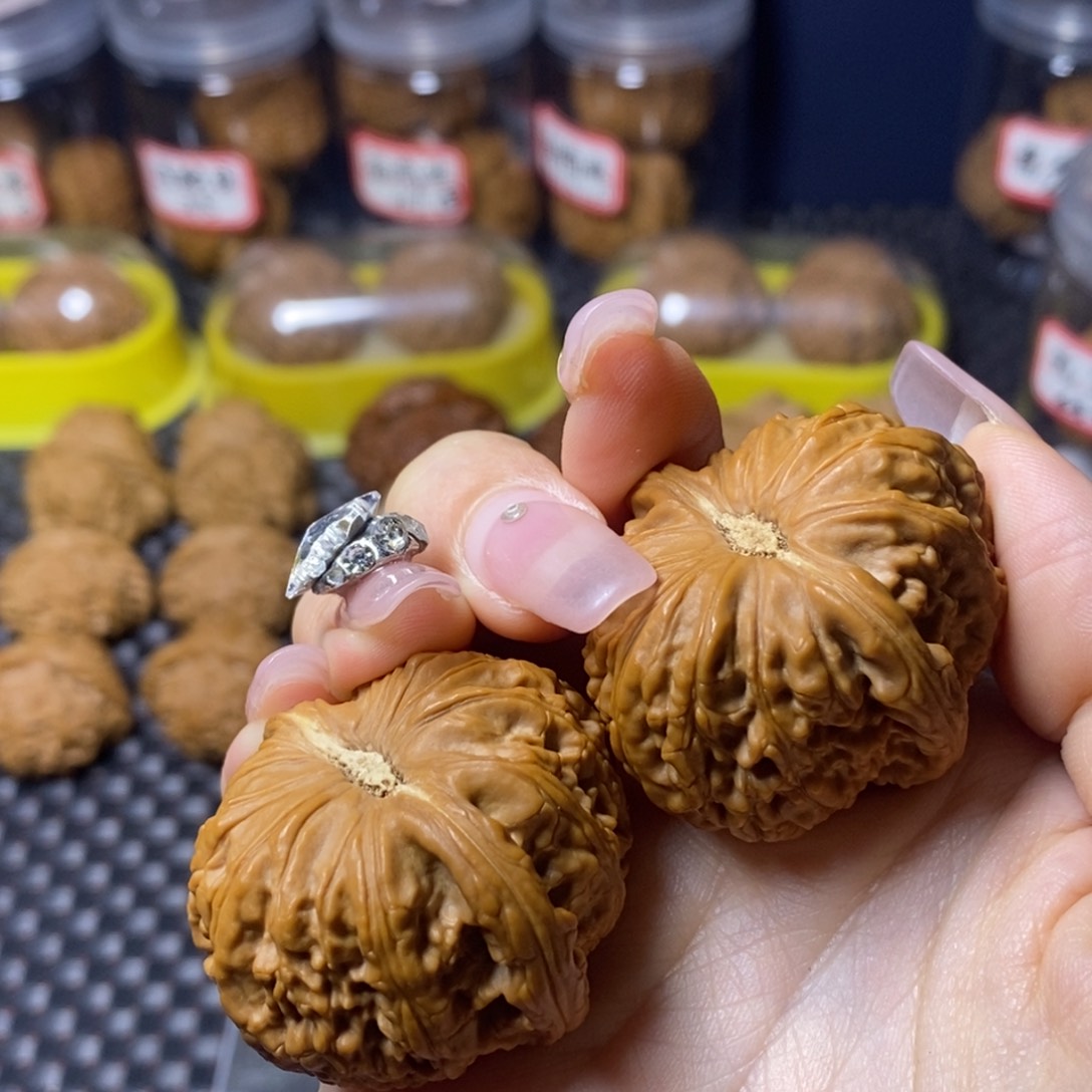 文玩核桃吊坠凹底白狮子
