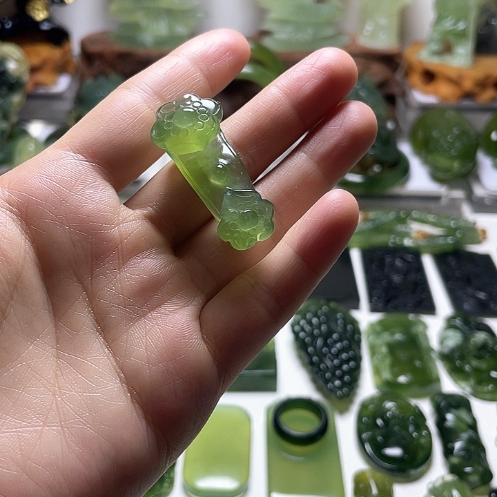 蛇纹石玉颈饰未镶嵌