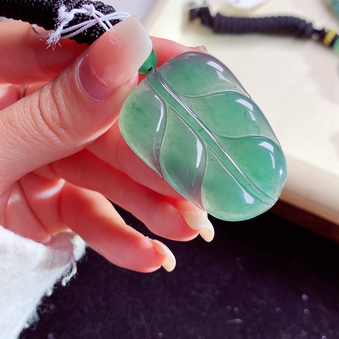 颈饰未镶嵌翡翠天然