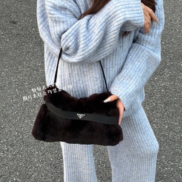 99新 Prada/普拉达 兔毛腋下hobo单肩包