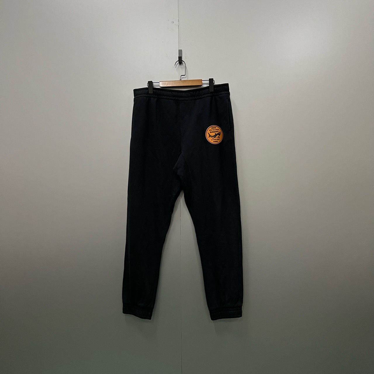 95新 BURBERRY/博柏利 (ll) 巴宝莉 黑色鲨鱼徽标logo卫裤 XXL