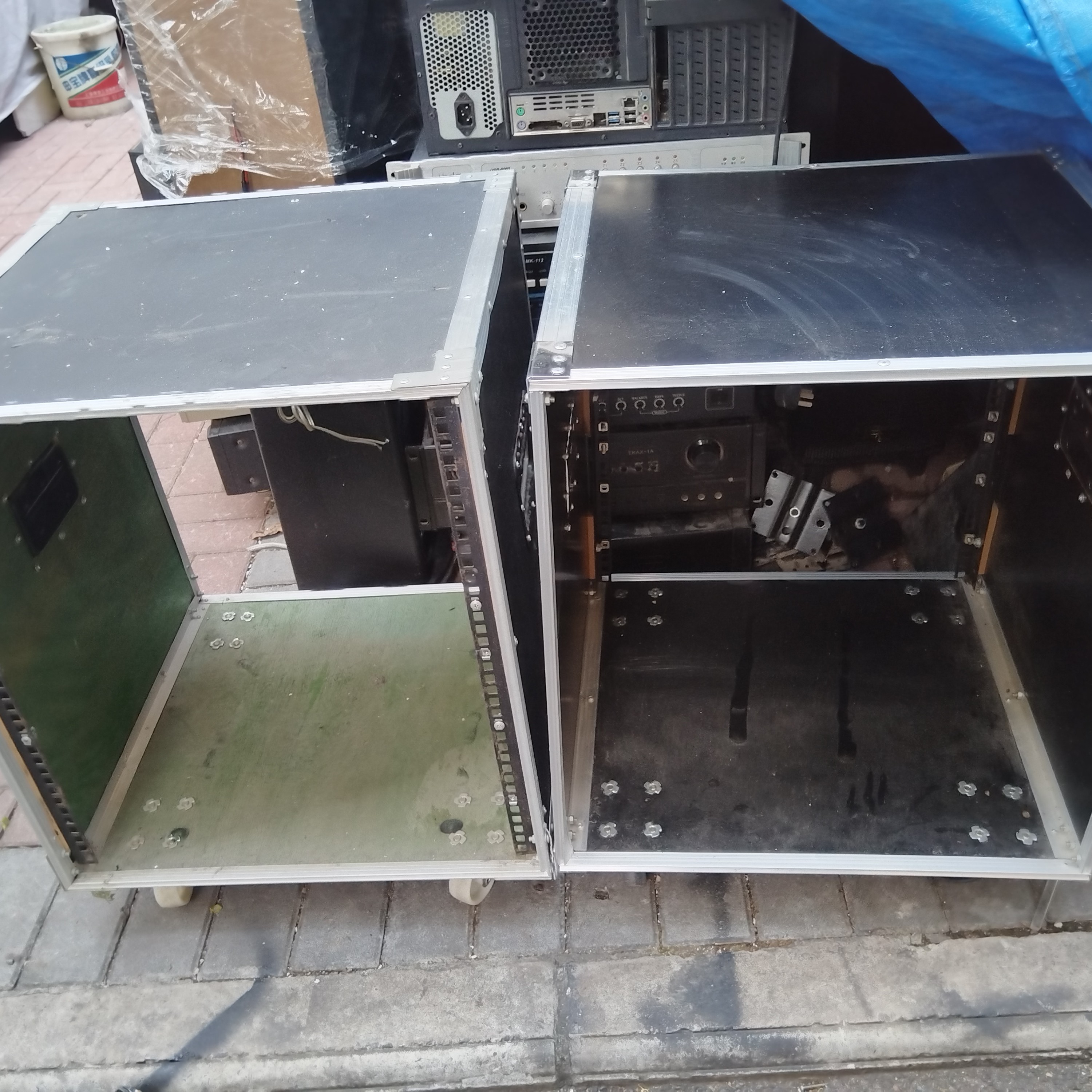 8新  机柜一台，不包邮费，不支持七天无理由退货