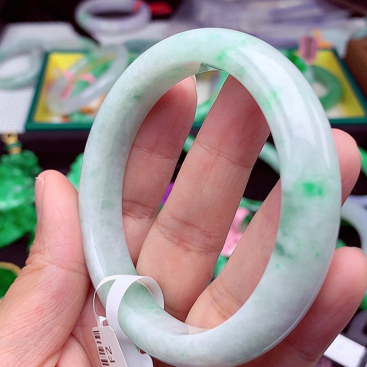 翡翠手镯未镶嵌翡翠