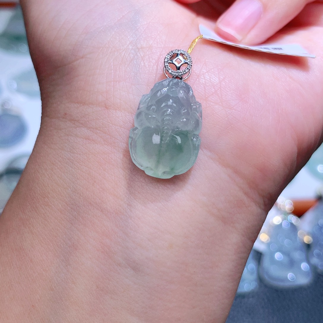 翡翠18K金镶嵌颈饰貔貅