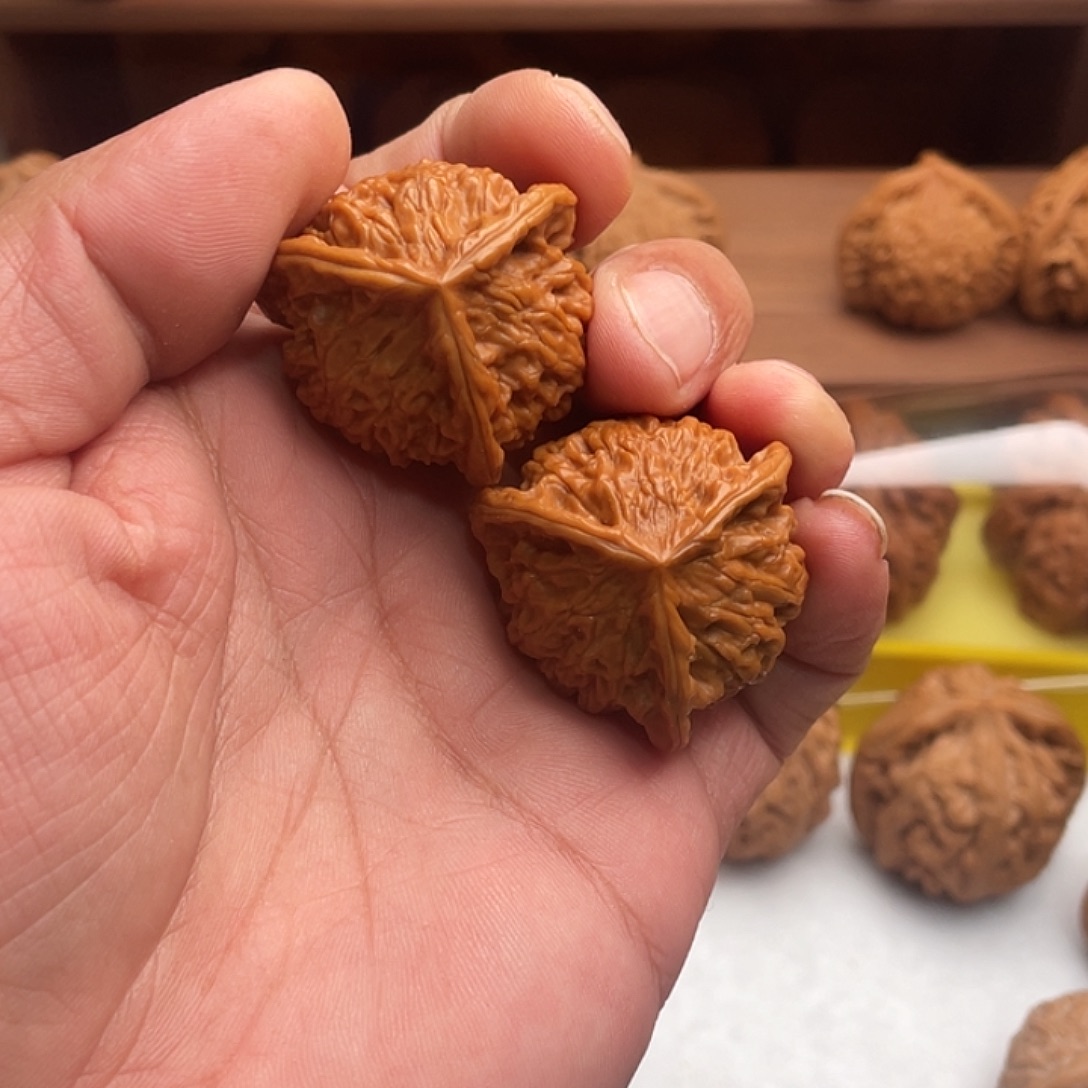 L***´文玩核桃吊坠糖三角