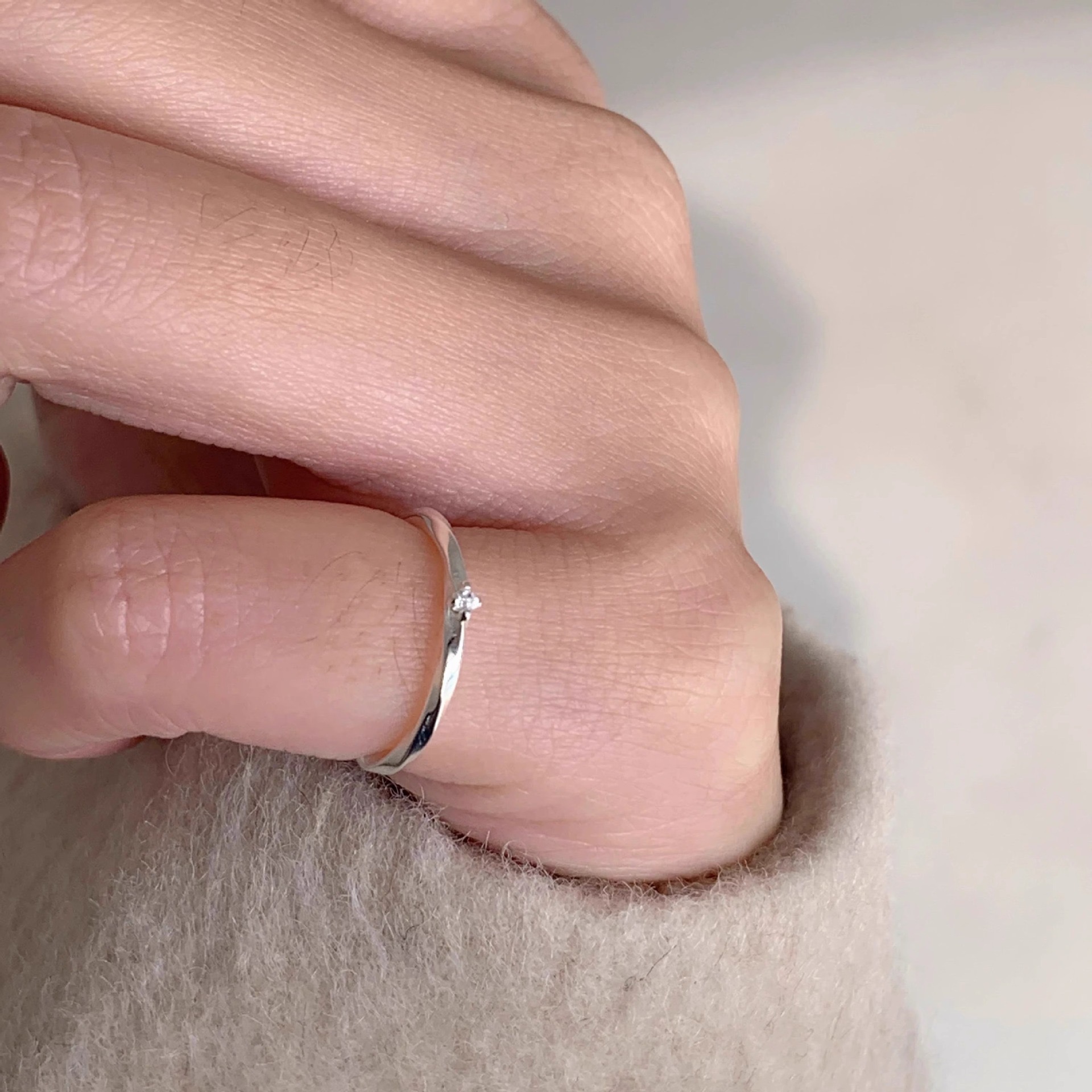 925银戒指 J8050 通体银简约大气时尚百搭莫比乌斯镶锆石开口尾戒