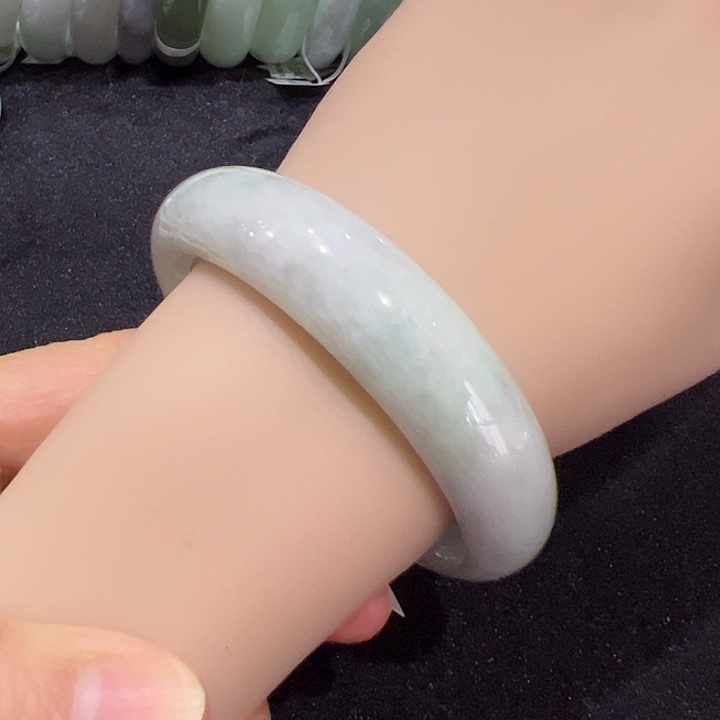 翡翠未镶嵌手镯编号81194圈口59.5