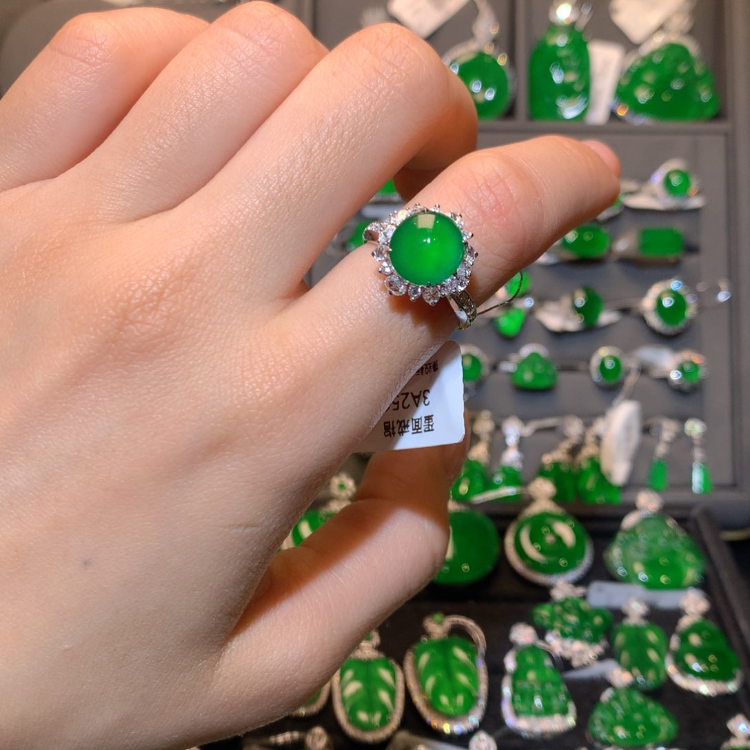 翡翠戒指18K金镶嵌蛋面